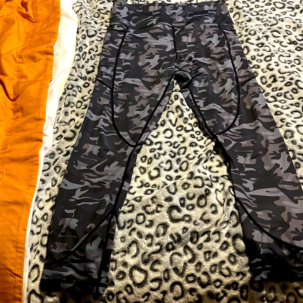 Zyia black camo pocket light and tight hi-rise legging